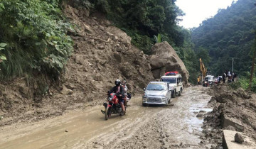 अत्यासलाग्दो हेटौँडा-काठमाडौं सडक, ज्यान जोखिममा राखेर यात्रा गर्छन् यात्रु
